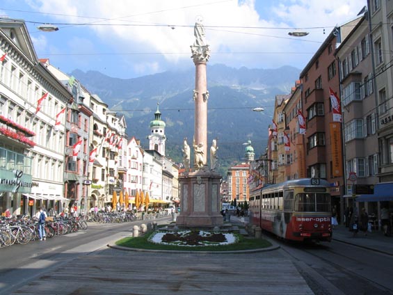 Hlavní námìstí stopadesátitisícového Innsbrucku s morovým sloupem. Hlavním dopravcem MHD je spoleènost IVB, která ladí svá vozidla do bílé barvy. Døívìjší nátìr byl èervenožlutý.
