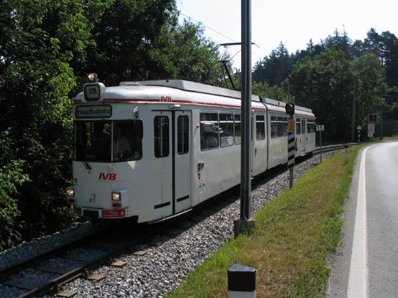 Stubaitalbahn, horská tramvaj, která šplhá romanticky klikatící se tratí vysoko nad Innsbruck jižním smìrem, v délce 21 km.