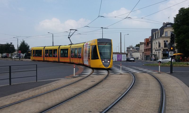 Tady za zastávkou Schneiter opouští tramvajová tra� centrum a dál vede nižší zástavbou smìrem na sever. Samozøejmostí je preference na køižovatkách.