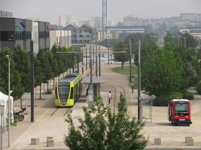 Tramvajová linka B konèí mimo mìsto Remeš, v sousedním mìsteèku Bezannes u vysokorychlostního vlakového nádraží TGV „Gare de Champagne“. Vzdálenost cca 400 metrù a výškový rozdíl k nádraží je nutné pøekonat pìšky, toho èasu také s pomocí autonomního vozítka.