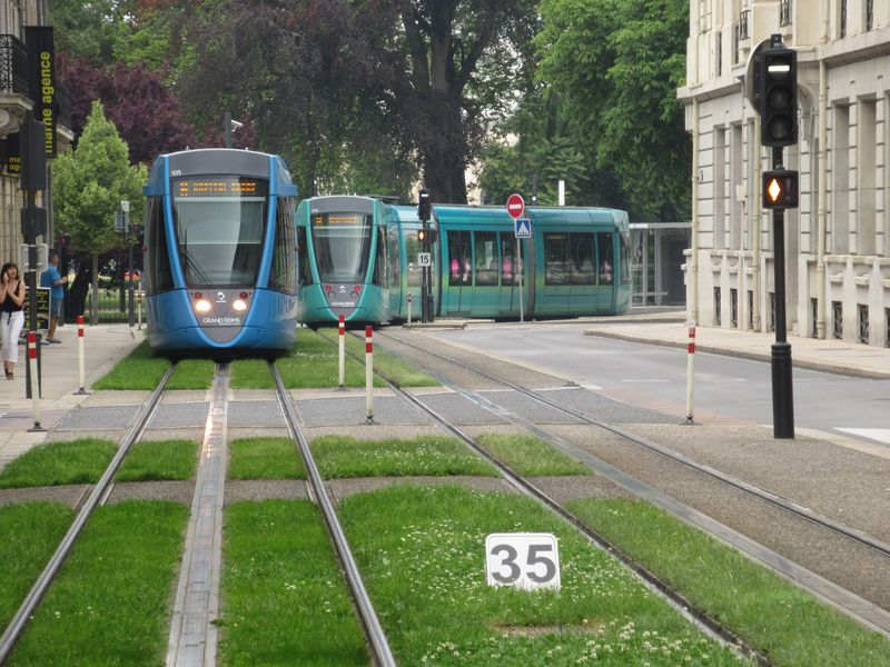 Tráva mezi kolejemi, preference na svìtelných køižovatkách, ale i èastá rychlostní omezení v obloucích kvùli neotoèným podvozkùm tramvají Citadis, to je centrum Remeše.