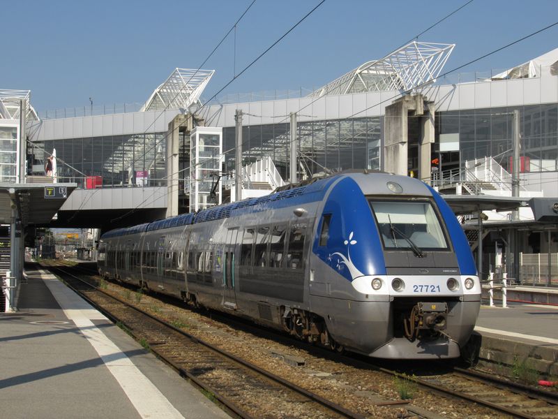 Regionální vlak èeká na odjezd z hlavního vlakového nádraží v Rennes, jehož pøednádraží prostor právì prochází radikální rekonstrukcí. Hlavní služby jsou nyní poskytovány v nadzemní èásti nádraží nad kolejištìm, které zároveò propojuje severní i jižní okolí nádraží.