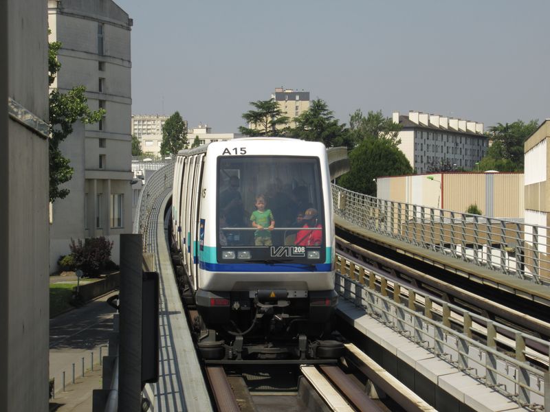 Rennes je jedno z nejmenších mìst na svìtì, kde mají metro. Od roku 2002 zde jezdí jedna linka automatického metra s technologií VAL. Vìtšina z 15 stanic je podzemních, nadzemní jsou jen dva krátké úseky na okrajích trasy.