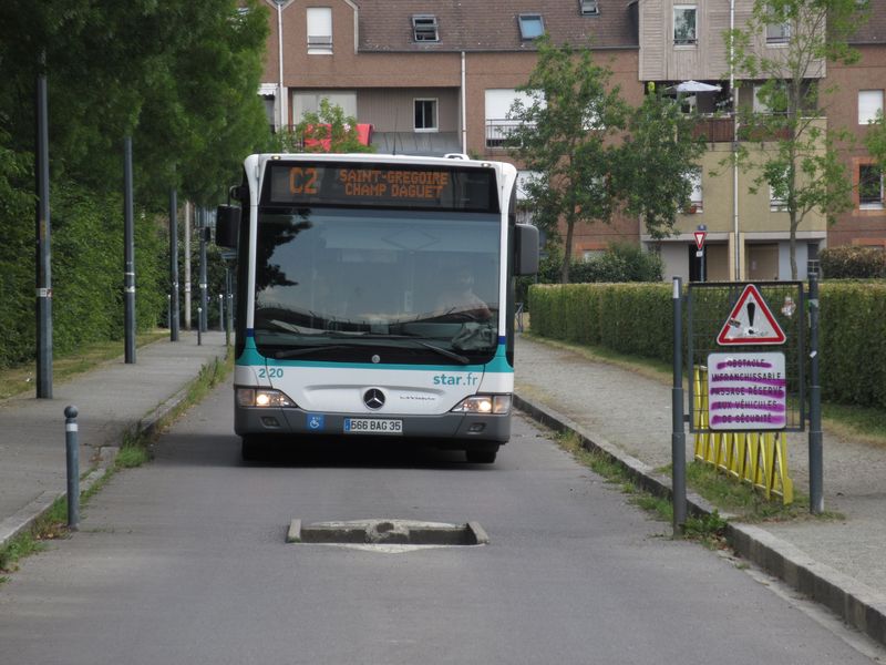 Standardní Citaro na páteøní lince C2 poblíž stanice metra La Poterie, kde autobus používá této zkratky pouze pro autobusy – ostatním vozidlùm brání v prùjezdu tento vysouvací kolík.