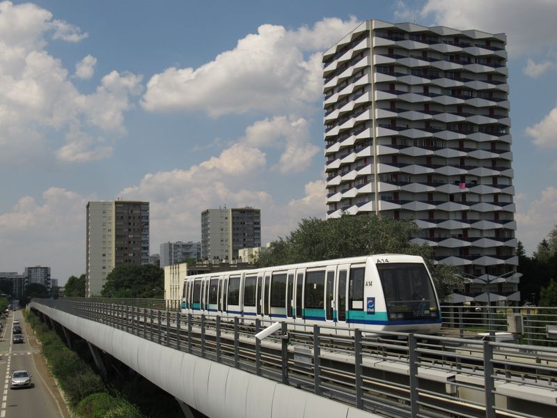 Automatické metro pøijíždí po nadzemní estakádì do koneèné stanice La Poterie. Celou trasu dlouhou necelých 10 km ujedou automatické vlaky za 16 minut.