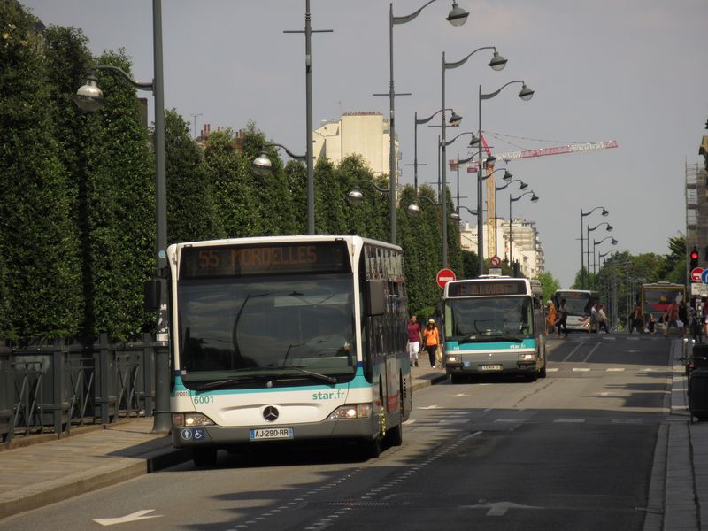 V autobusové síti je i 35 km vyhrazených jízdních pruhù. Nejvýznamnìjší je osa východ-západ, kde takøka v celé trase vede vyhrazená silnice pouze pro autobusy. První èást byla otevøena v roce 2000, poslední v roce 2013.