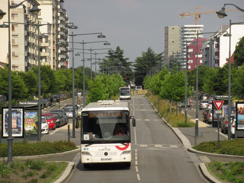 Východozápadní autobusovou silnici protínající centrum Rennes využívá kromì mìstských linek také øada pøímìstských, školních i expresních autobusù. Tato osa je významná hlavnì pro východozápadní páteøní linky C4 a C6.