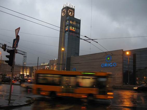 Prostor hlavního nádraží v Rize, kde je velmi rušná dopravní køižovatka. Pùvodní nádraží se rozrostlo na obrovské nákupní centrum.