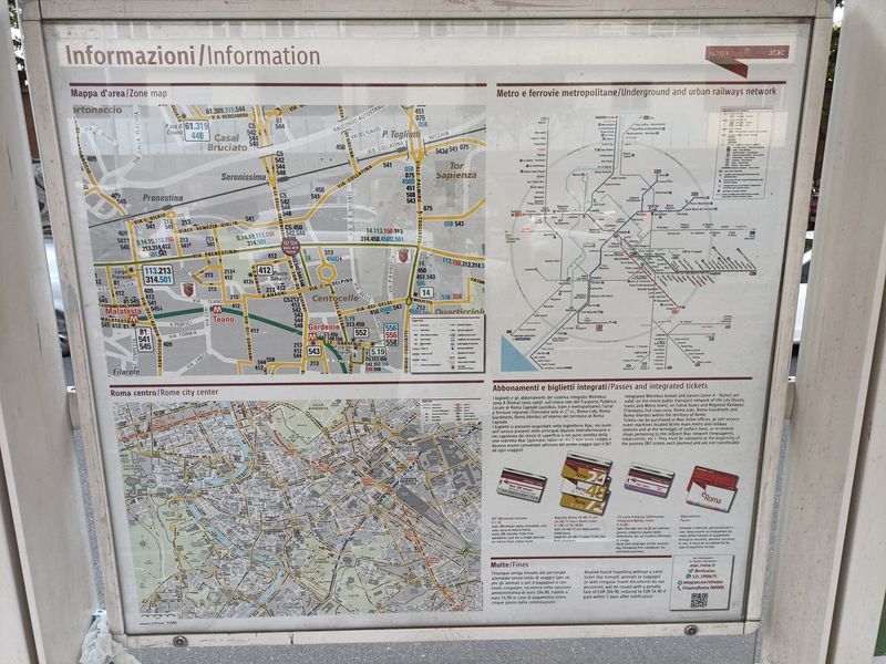 Pomìrnì užiteèné informace na zastávkách obsahují jednak detail linkového vedení v okolí zastávky i výøez z celkového schématu dopravní sítì v Øímì, ale také celkové schéma kolejové dopravy v italské metropoli.