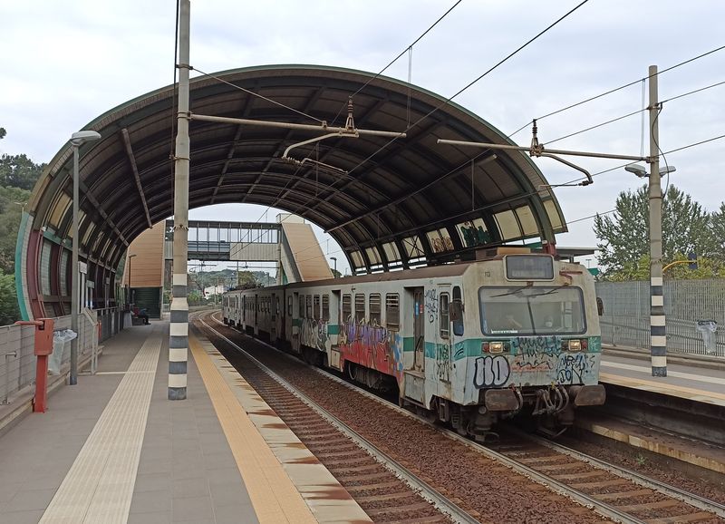 Pøímìstská železnice Roma – Viterbo zaèíná v podzemní stanici Flaminio na severním okraji historického centra a vede severním smìrem. Elektrické vlaky tu ve špièce jezdí každých 10 minut. Nasazeny jsou dva typy vlakù – nejstarší jsou tyto z druhé poloviny 80. let.
