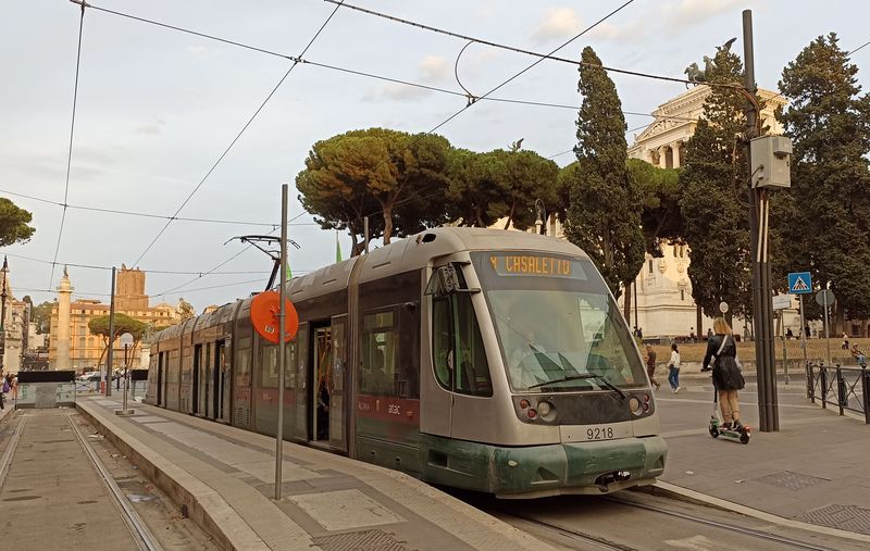 Nejnovìjší koneèná linky 8 na Benátském námìstí, neboli Piazza Venezia z roku 2013. Jednou v budoucnu by odtud mìly tramvaje pokraèovat až k nádraží Termini.