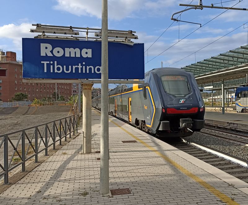 Z nádraží Tiburtina míøí na mezinárodní letištì Fiumicino tyto nové dvoupatrové jednotky od Hitachi.