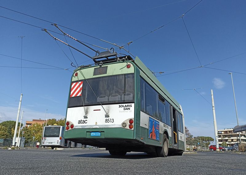 Severní koneèná trolejbusové linky 90 „Labia“. Pøed èasem jezdily místo Solarisù dlouhodobì zakonzervované trolejbusy BredaMenarinibus, po výmìnì baterií a návratu Solarisù se novìjší nevyužité vozy pøesunuly na novou linku 74 na jihu mìsta.