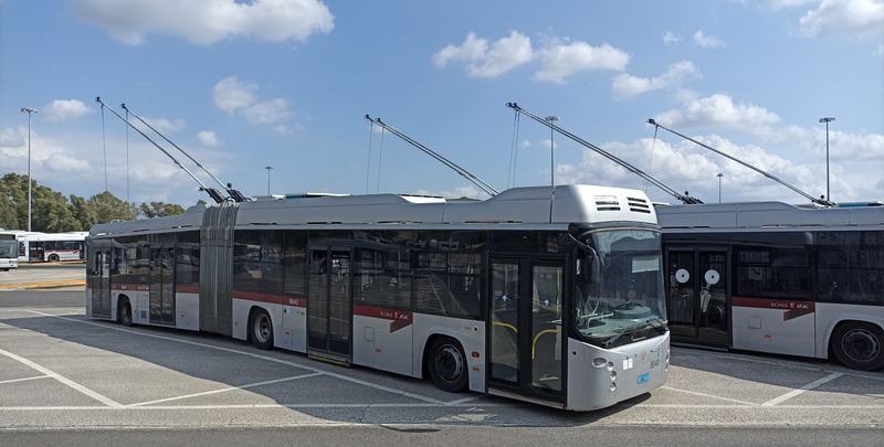 Jeden ze 45 trolejbusù BredaMenarinibus z roku 2010 opìt bez využití v místních garážích. Po nadìjném startu linky 7 v roce 2019 byl provoz trolejbusù na jaøe 2020 opìt ukonèen, údajnì kvùli závadì napájení a následnì i problému s nutnou údržbou trolejbusù, které skoro 10 let stály ladem.