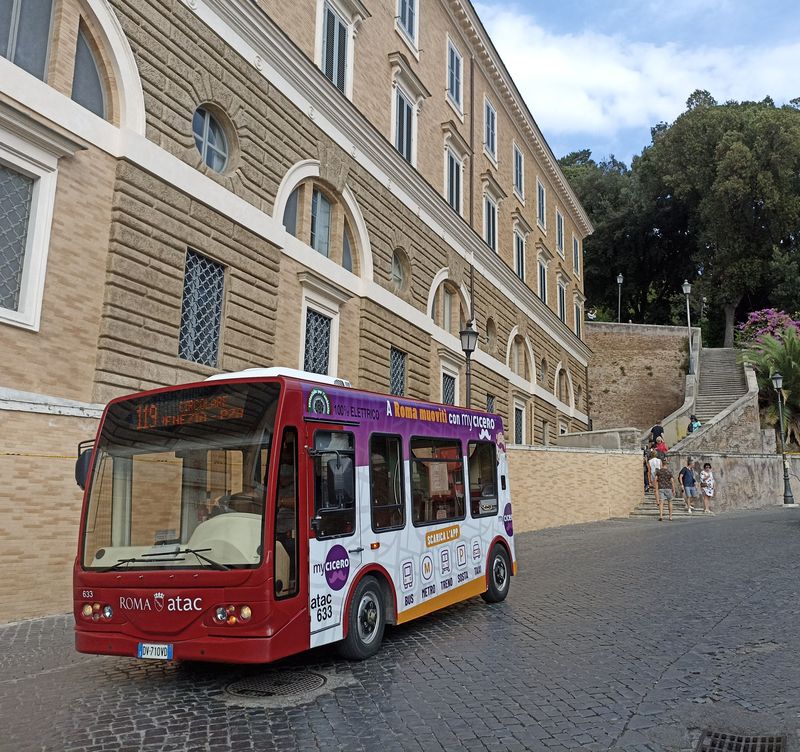 Jeden ze 60 obnovených minielektrobusù Tecnobus Gulliver na lince 119, která projíždí historickým námìstím Piazza Popolo na severním okraji historického centra. Vozy byly dodávány do roku 2010 a nedávno prošly modernizací a výmìnou baterií.