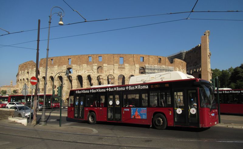 Modernizace øímských autobusù probíhala také v pøedchozích letech 2019-2020, a to zejména obøí dodávkou více než 670 italských autobusù Menarinibus s plynovým nebo naftovým pohonem. Jeden z nich bych zachycen pøed slavným Koloseem.