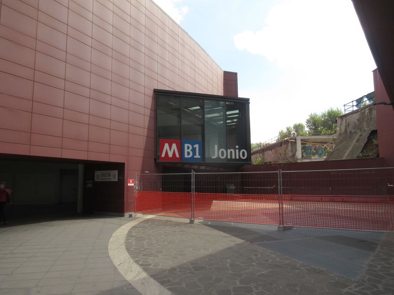 Nejnovìjší stanice linky metra B Jonio na jedné ze dvou severních vìtví byla zprovoznìna v roce 2015. Do této hustì osídlené èásti Øíma vede od hlavního nádraží také trolejbusová linka 90.