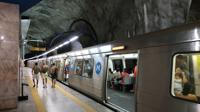 Hluboká podzemní stanice Cardeal Arcoverde, kde je hlavní výstup na svìtoznámou pláž Copacabana jižnì od Ria. Metro sem dojelo v roce 1998.