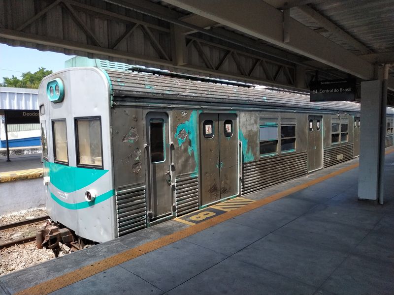 Strašidelnì vypadající nejstarší japonské soupravy vlakù Supervía už vypomáhají jen ve špièkách všedních dnù. Místní dojíždìjící jsou ale vdìèní i za takový vlak, do kterého se vejdou a který je celkem rychle odveze do centra metropole.