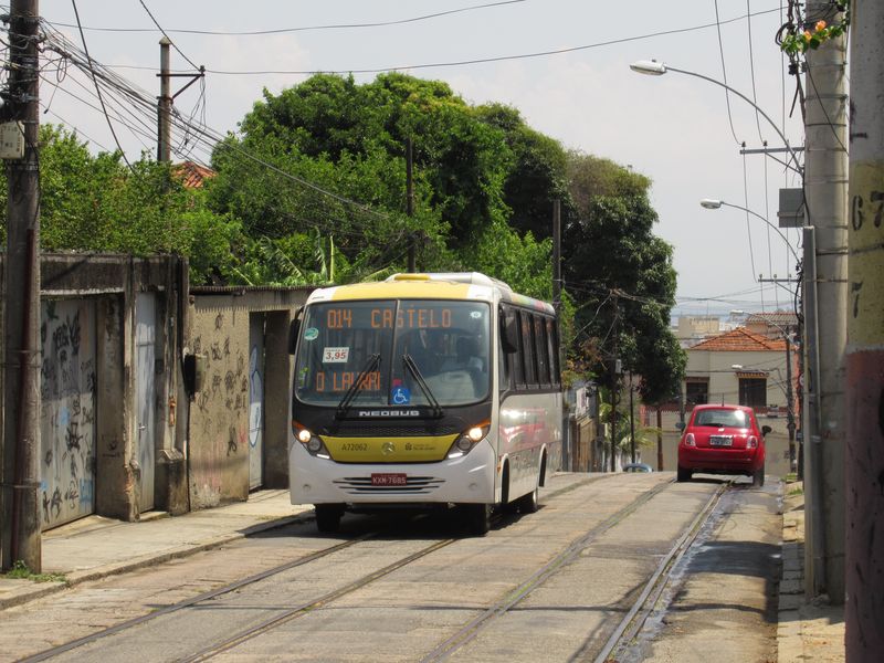 Již nepoužívaná vìtev tramvaje Santa Teresa je nahrazena autobusovou linkou 014 s provozem tìchto malých autobusù, které do této malebné ètvrti míøí z nìkolika smìrù, také od hlavního nádraží Central.