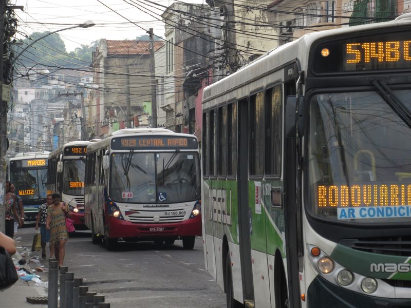 Mnoho ulic a ulièek Ria je každé ráno i odpoledne ucpaných množstvím autobusù, které celkem nezávisle na síti kolejové dopravy míøí každý den až do centra aglomerace.