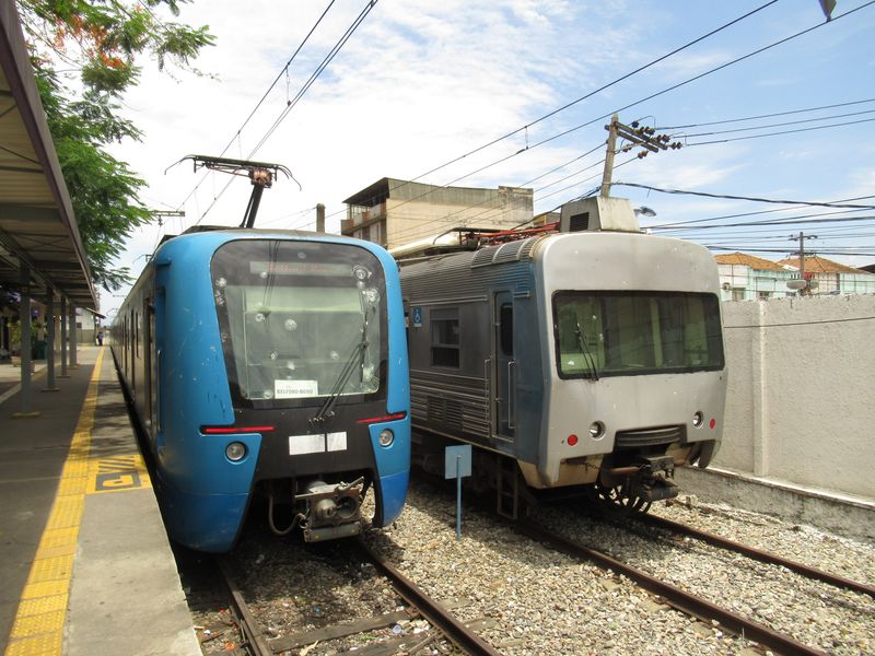 Èínská jednotka vlakù Supervía ve spoleènosti brazilského vlaku z 80. let na koncové stanici Belfort Roxo. Starší jednotky jsou zde uskladnìny pro všední dny, kdy je provoz linky mnohem intenzivnìjší.