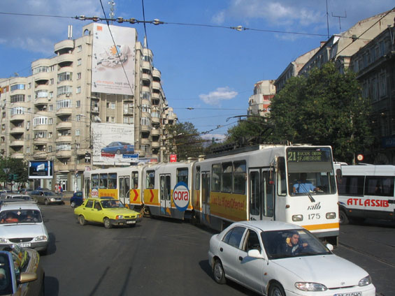 Tramvajové koleje sice nenajdete v samotném srdci Bukurešti, ale širší centrum je jimi prošpikováno. Bohužel to platí i pro auta.