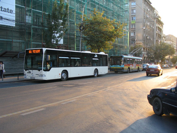 Autobus Citaro, trolejbus Ikarus a všudypøítomné dráty.