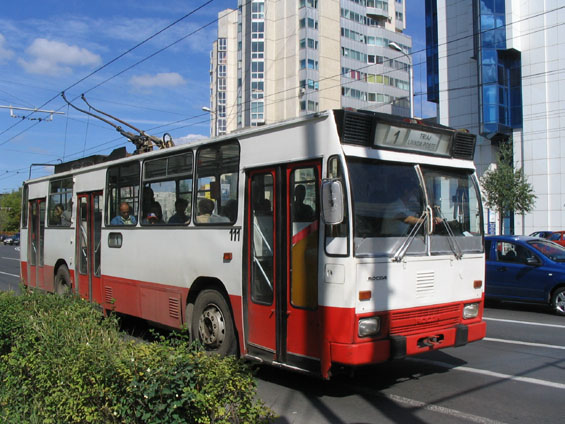 A ještì jeden standardní trolejbus Rocar na lince mezi centrem a nádražím.