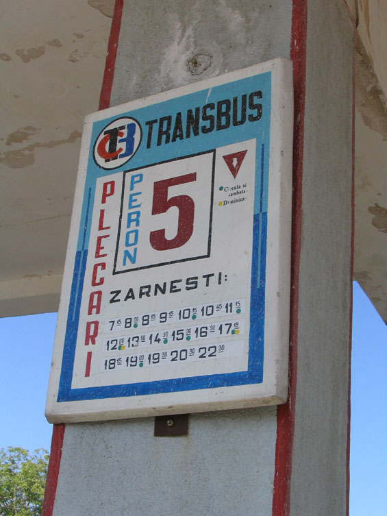 Oznaèník zastávky na západním autobusovém nádraží v Brašovì. Jednoduchý jízdní øád linky do Zarnesti. Zelené puntíky znaèí spoje, jedoucí i v sobotu, žluté teèky oznaèují spoje, které jedou i v nedìli.