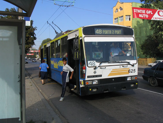 Novìjší typ trolejbusu znaèky Rocar potkáte na zdejší jediné trolejbusové lince nejèastìji.