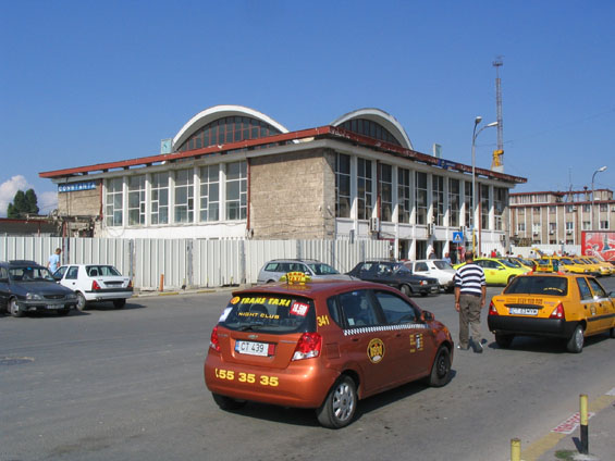 Prostor hlavního nádraží prochází v souvislosti s modernizací trati do Bukurešti velkou rekonstrukcí.