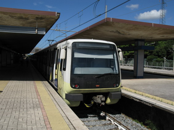 Koneèná stanice pøímìstského metra Lido di Ostia vás zaveze až k moøi. Vystoupit se dá v nìkteré ze zdejších stanic ve mìstì a za pár minut dojdete na pláž.
