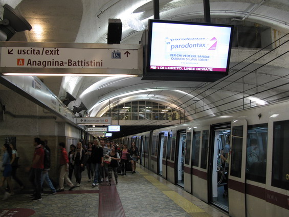 Pøestupní stanice Termini na lince B. Svìtelné ani zvukové reklamì se v øímském metru nevyhnete.