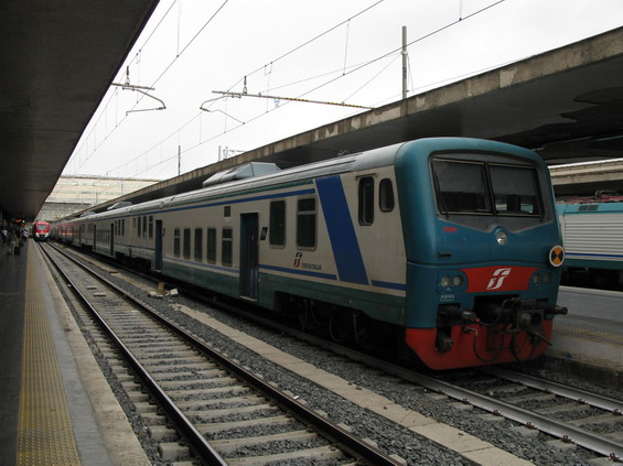 Na koncovém nádraží Termini jsou ukonèeny jak dálkové tak i regionální vlaky. Èást z nich je zapojena do systému MHD a platí v nich sí�ové jízdenky.