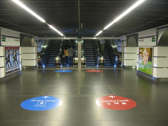 Barevné velkoplošné piktogramy upozoròují na podlaze vestibulu na smìr k pøestupním nebo výstupním chodbám v pøestupní stanici Termini. Nad stanicí leží hlavní vlakové nádraží, což z ní dìlá nejvytíženìjší stanici v Øímì.