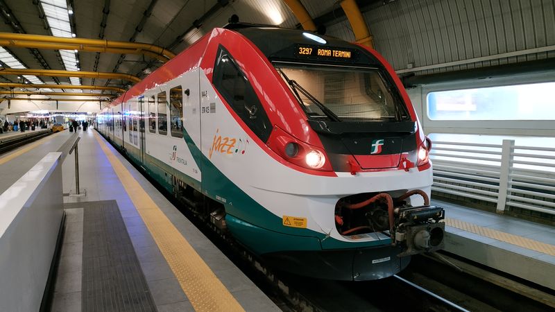 Pìtivozové elektrické jednotky Alstom Jazz øady ETR 425 zajiš�ují expresní pøepravu mezi hlavním nádražím Termini a letištìm Fiumicino. Poøízeny byly v roce 2013. Jedna jízda z letištì do centra expresním spojem stojí 14 EUR.