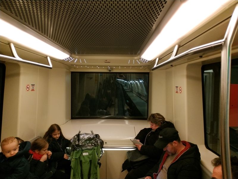 Na nejnovìjší lince øímského metra C jezdí tyto automatické šestivozové vlaky AnsaldoBreda. Po dvou dalších prodlouženích má tato pøímìstská linka už 22 stanic. Èást z nich je povrchových. První úsek byl otevøen v roce 2014. K dispozici je celkem 30 souprav.