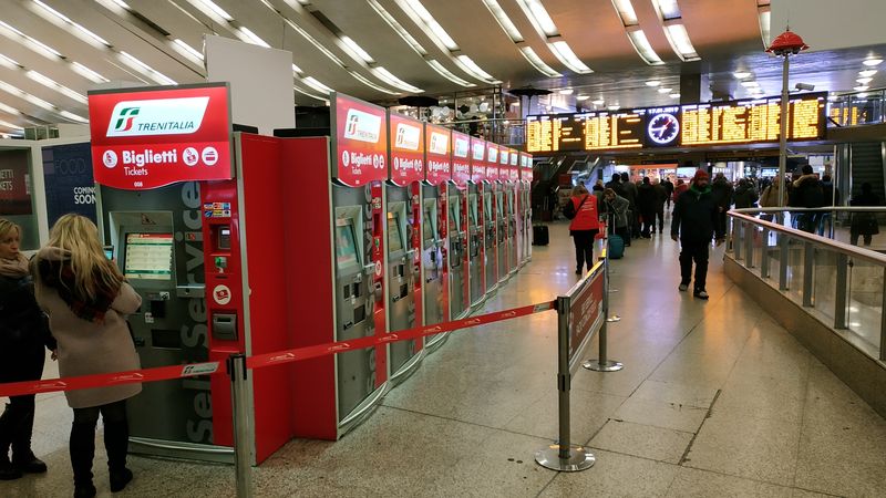 Prodej jízdenek na železnici je zajiš�ován pøedevším pomocí jízdenkových automatù, kterých je na øímském hlavním nádraží dostatek.