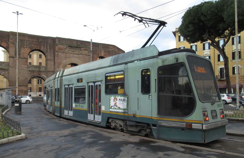 Magická èásteènì nízkopodlažní tramvaj Socimi z poèátku 90. let u nejvìtší tramvajové køižovatky Porta Maggiore. Tìchto vozidel se zvláštními støedními minièlánky a nízkopodlažními koleèky uprostøed jezdí v Øímì pøes 40.
