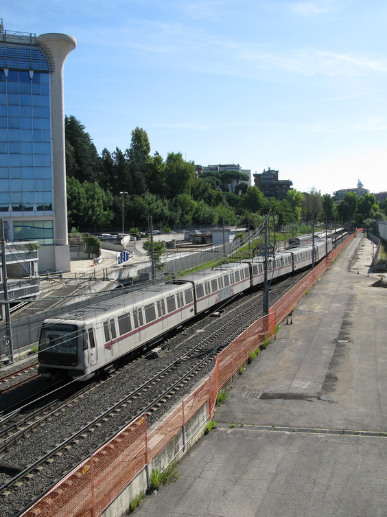 Jižní koneèná nejstarší linky metra B "Laurentina" se nachází poblíž výstavního areálu, kam bylo metro plánováno již pøed 2. svìtovou válkou. Nakonec se první trasa otevøela až v roce 1955.