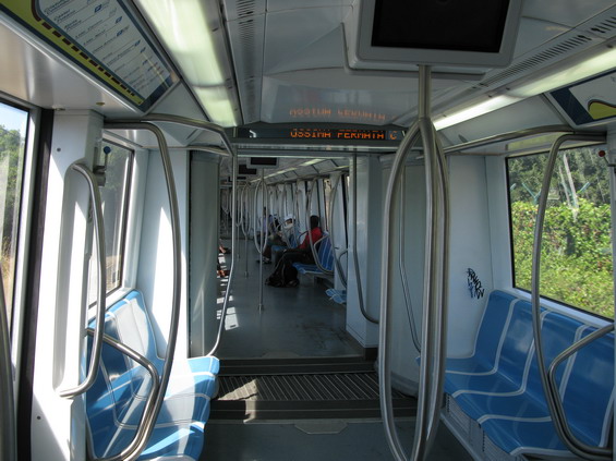 Interiér pøímìstské linky Øím - Lido di Ostia, která jezdí ve špièkách každých 10 minut a zèásti využívá povrchový úsek linky metra B. Tato pøímìstská linka se hodnì podobá metru, používá také podobné vozy CAF.