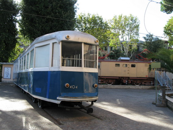 Staré tramvaje, lokomotivy i vozy metra najdete v malém dopravním muzeu ve stanici metra Piramide. Zde také doèasnì konèí tramvajová linka 3.