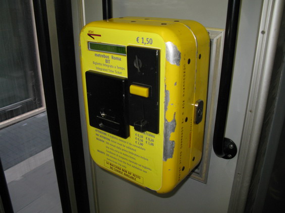 V každé tramvaji je tento jednoduchý automat na jízdenky. Je pouze na mince a lze si koupit jen základní jízdenku. Lepší však než nic.