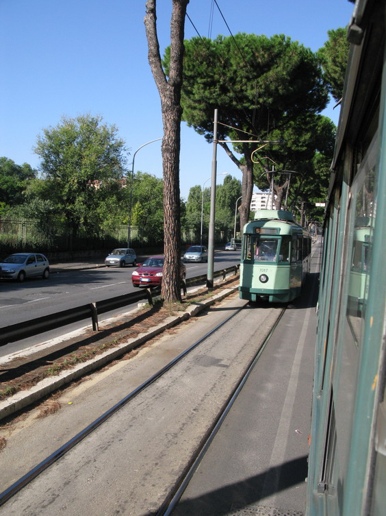 Tra� vedoucí na východ do ètvrti Togliatti je vedena oddìlenì od ostatní dopravy, obklopená vzrostlými stromy. Nefunkèní preference na všudypøítomných svìtelných køižovatkách však z tramvají dìlá velmi pomalý dopravní prostøedek.