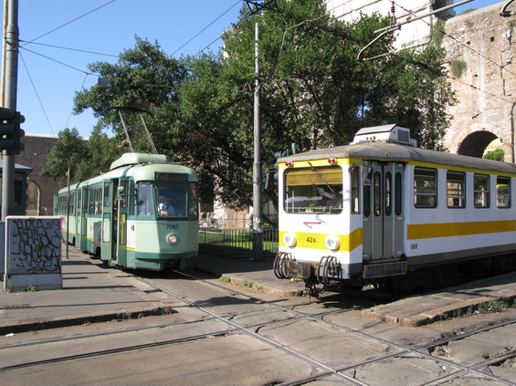 V pøestupním uzlu Porta Maggiore se potkávají skoro všechny tramvajové linky. Dráhu jim køíží také pøímìstská linka Øím - Giardinetti, která zaèíná poblíž nedalekého nádraží Termini.