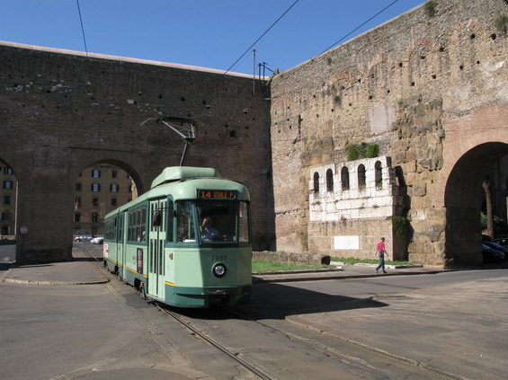 A zde je úplnì nejstarší typ - dvouèlánková jednosmìrná tramvaj Stanga pocházející z let 1948 - 1953. Skoro všechny tramvaje v poètu témìø 60 kusù díky modernizaci v 80. letech stále jezdí.