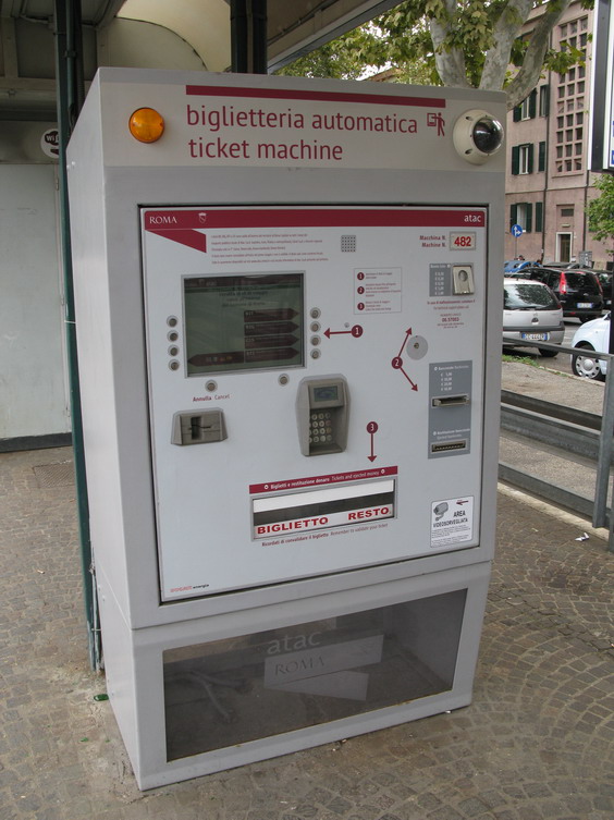 V nìkterých zastávkách najdete i tyto jízdenkové automaty nabízející platbu rùznými zpùsoby. Mìstský dopravce ATAC je novì spojen s fialovou barvou. Ta se zatím ve vozovém parku promítá pouze u nových autobusù.