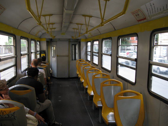 Nepøíliš pohodlný interiér pøímìstské tramvaje Øím - Giardinetti. Jízda je díky èetným pøejezdùm a zastávkám velmi pomalá, prastaré vozidlo je pomìrnì hluèné. Není tedy divu, že ve východní èásti trasy bude již brzy nahrazena novou linkou metra C.
