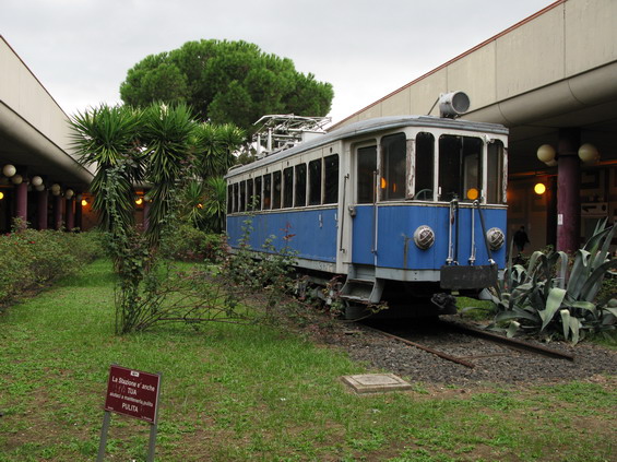 Historický tramvajový vùz zdobí vestibul koneèné stanice metra "A" Anagnina, kde také najdete rozlehlé autobusové nádraží.